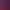 Une femme en tenue de sport rouge sourit et lève les bras sous des lumières violettes